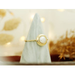 Złoty pierścionek z perłą