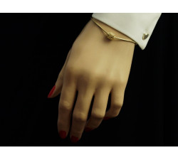 Złota przywieszka charms z kwiatowym motywem