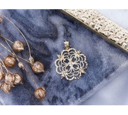 Złota przywieszka ażurowa z kulkami