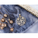 Złota przywieszka ażurowa z kulkami