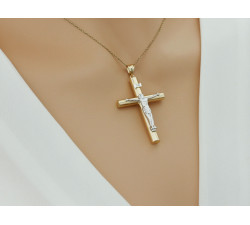 Złota przywieszka w kształcie krzyżyka, klasyczny symbol religijny