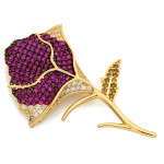 Złota broszka z cyrkoniami dla kobiety