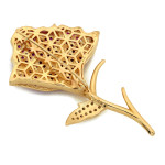 Złota broszka z cyrkoniami dla kobiety