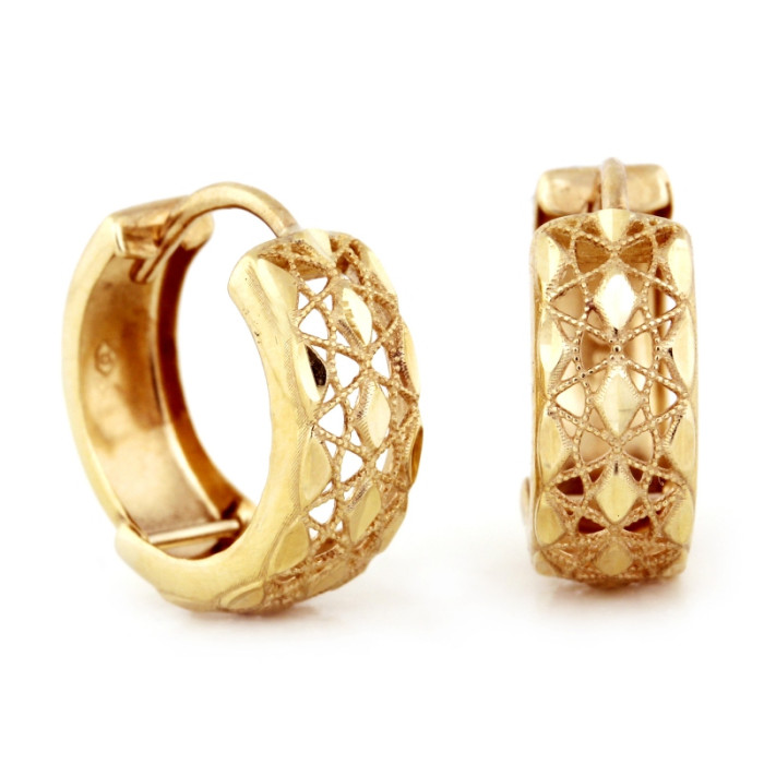 Złote kolczyki w kształcie kół z ażurowym wzorem – subtelność i elegancja