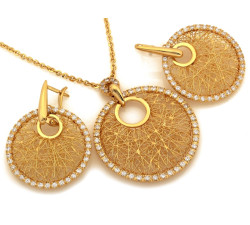 Złoty zestaw biżuterii z kolczykami i naszyjnikiem