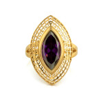 Duży złoty pierścień z fioletowym kamieniem