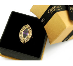 Duży złoty pierścień z fioletowym kamieniem