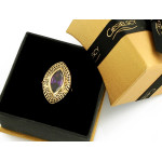 Duży złoty pierścień z fioletowym kamieniem