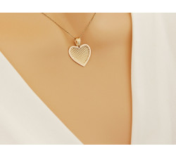 Złota przywieszka w kształcie serca