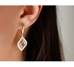 Złote kolczyki wiszące zdobione kolorowymi cyrkoniami