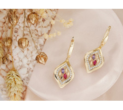 Złote kolczyki wiszące zdobione kolorowymi cyrkoniami