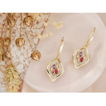 Złote kolczyki wiszące zdobione kolorowymi cyrkoniami