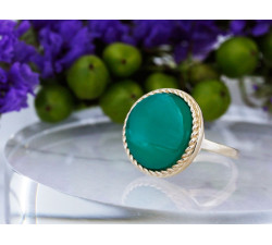 Duży złoty pierścień z dużym zielonym agatem