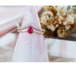 Złoty pierścionek z czerwonym oczkiem 585