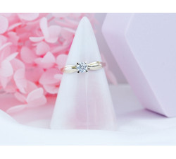 Złoty pierścionek z cyrkonią, 375/9k