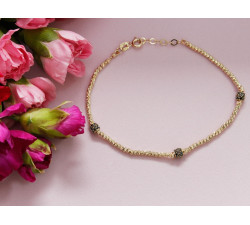 Złota bransoletka z błyszczących kulek