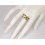 Złoty pierścionek Eternity z błyszczącą powierzchnią