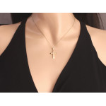 Zawieszka ze złotym krzyżykiem 375 o prostym klasycznym stylu.