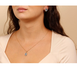 Złote kolczyki i zawieszka z niebieskim oczkiem