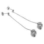 Srebrne kolczyki wiszące na łańcuszku