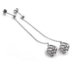 Srebrne kolczyki wiszące na łańcuszku