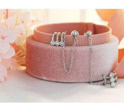 Srebrne kolczyki wiszące na łańcuszku