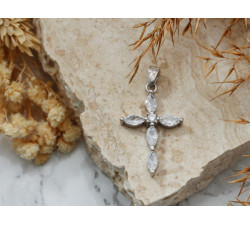 Srebrna zawieszka krzyżyk z cyrkoniami
