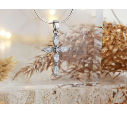 Srebrna zawieszka krzyżyk z cyrkoniami