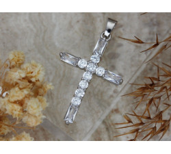 Srebrny krzyżyk z cyrkoniami wisiorek