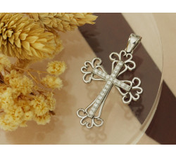 Srebrna przywieszka z krzyżykiem