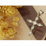 Srebrna przywieszka krzyżyk z kamieniami.