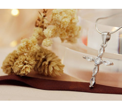 Srebrna przywieszka krzyżyk z kamieniami.