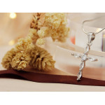 Srebrna przywieszka krzyżyk z kamieniami.