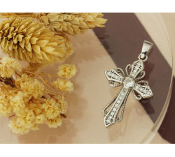 Srebrny krzyżyk z cyrkoniami na łańcuszek