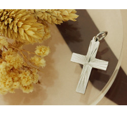 Srebrna zawieszka krzyżyk frezowany