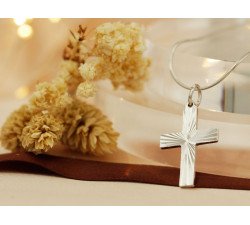 Srebrna zawieszka krzyżyk frezowany