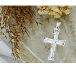 Srebrny krzyżyk zawieszka z pasyjką
