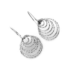 Srebrne kolczyki wiszące – eleganckie i subtelne.