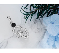 Srebrna zawieszka skorpion z czarnym kamieniem