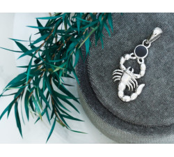 Srebrna zawieszka skorpion z czarnym kamieniem