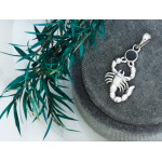 Srebrna zawieszka skorpion z czarnym kamieniem