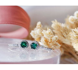 Srebrne kolczyki angielskie z cyrkoniami z zielonym oczkiem