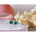 Srebrne kolczyki angielskie z cyrkoniami z zielonym oczkiem