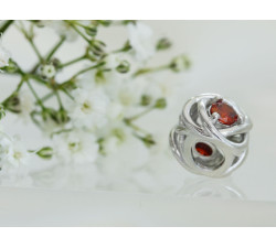 Srebrny charms z czerwoną cyrkonią