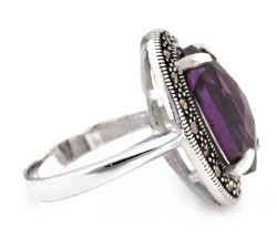 Srebrny pierścionek z markazytami i syntetycznymi kamieniami