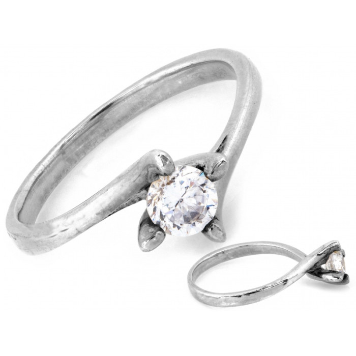 Srebrny pierścionek z cyrkonią zawsze na czasie