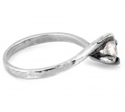 Srebrny pierścionek z cyrkonią zawsze na czasie