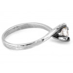 Srebrny pierścionek z cyrkonią zawsze na czasie