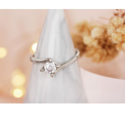 Srebrny pierścionek z cyrkonią zawsze na czasie