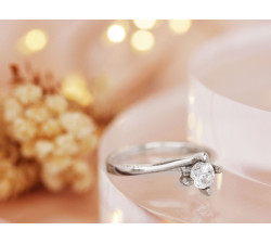 Srebrny pierścionek z cyrkonią zawsze na czasie